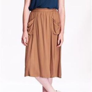 Tan Old Navy Midi Skirt with POCKETS!